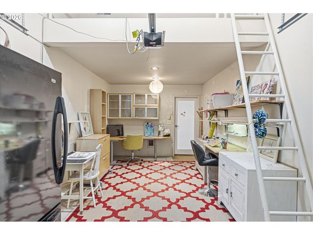 401 N TOMAHAWK ISLAND Dr 18, Portland, OR 97217