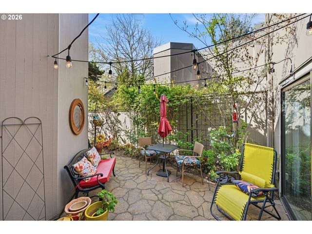 401 N TOMAHAWK ISLAND Dr 18, Portland, OR 97217