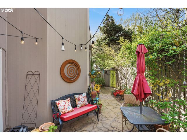 401 N TOMAHAWK ISLAND Dr 18, Portland, OR 97217