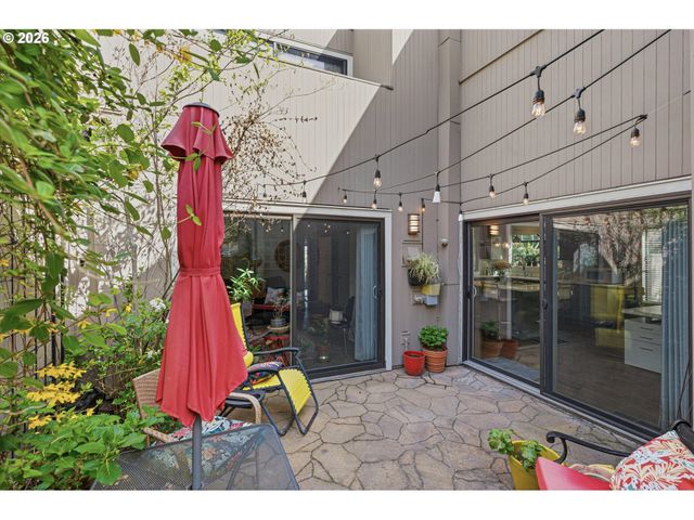 401 N TOMAHAWK ISLAND Dr 18, Portland, OR 97217