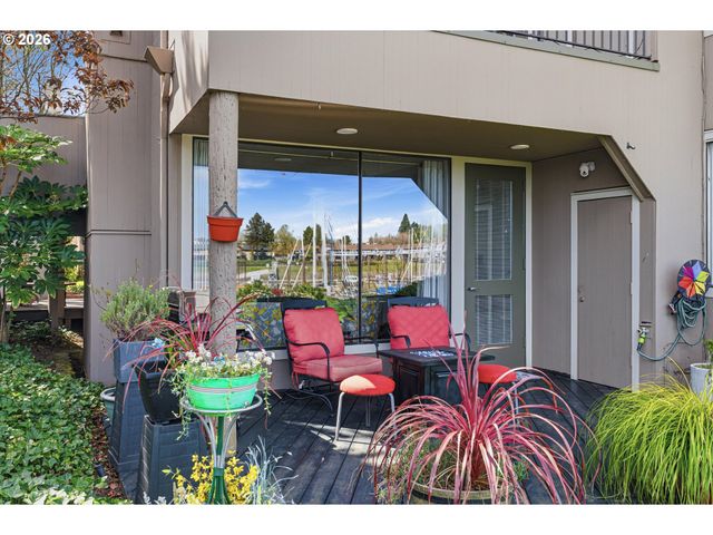 401 N TOMAHAWK ISLAND Dr 18, Portland, OR 97217