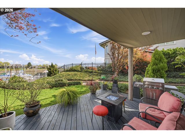 401 N TOMAHAWK ISLAND Dr 18, Portland, OR 97217