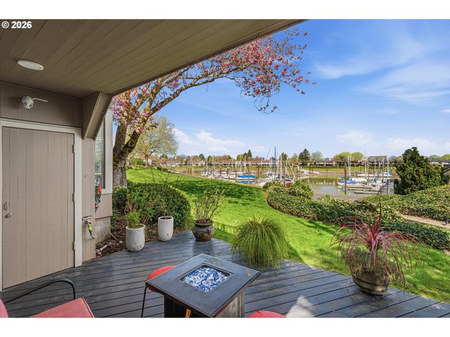 401 N TOMAHAWK ISLAND Dr 18, Portland, OR 97217