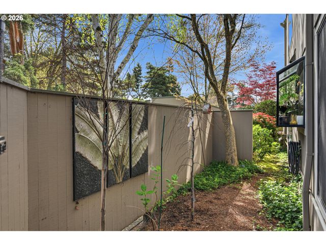 401 N TOMAHAWK ISLAND Dr 18, Portland, OR 97217
