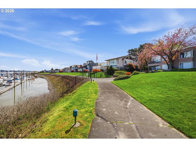 401 N TOMAHAWK ISLAND Dr 18, Portland, OR 97217