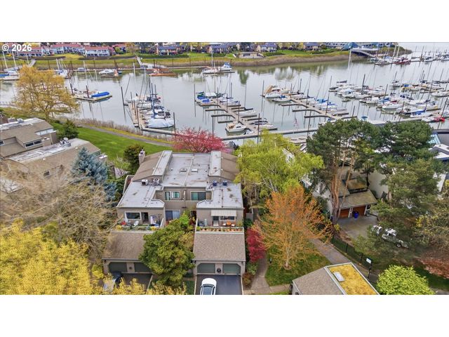 401 N TOMAHAWK ISLAND Dr 18, Portland, OR 97217