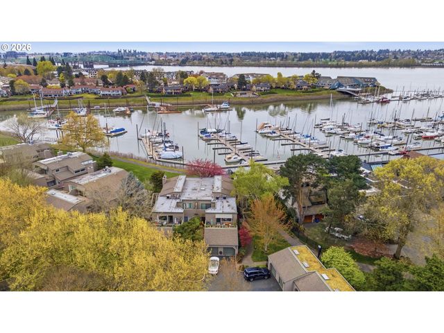 401 N TOMAHAWK ISLAND Dr 18, Portland, OR 97217