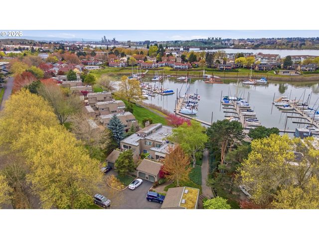 401 N TOMAHAWK ISLAND Dr 18, Portland, OR 97217