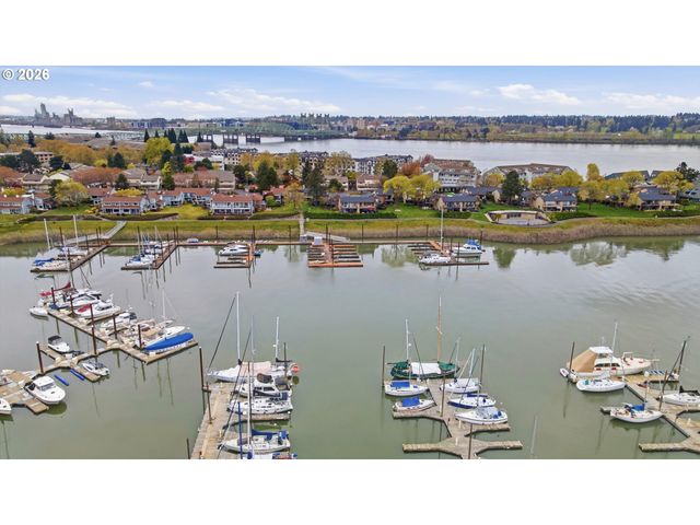 401 N TOMAHAWK ISLAND Dr 18, Portland, OR 97217