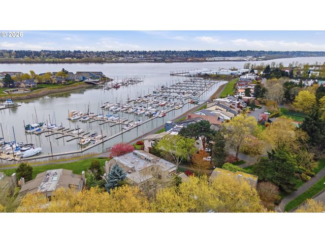 401 N TOMAHAWK ISLAND Dr 18, Portland, OR 97217