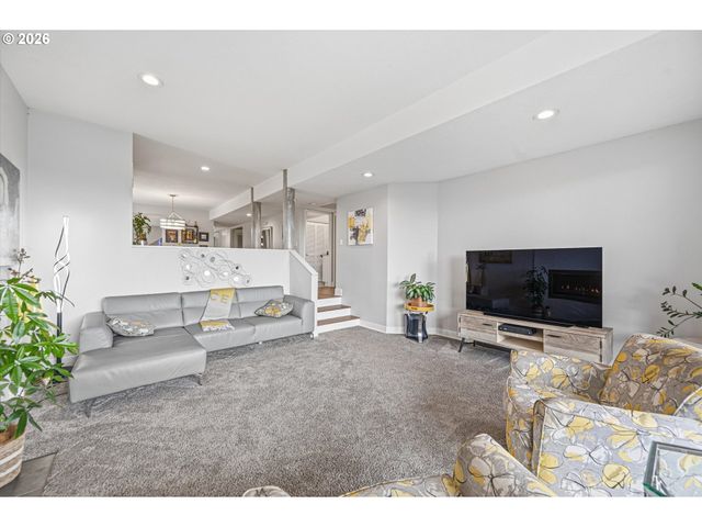 401 N TOMAHAWK ISLAND Dr 18, Portland, OR 97217