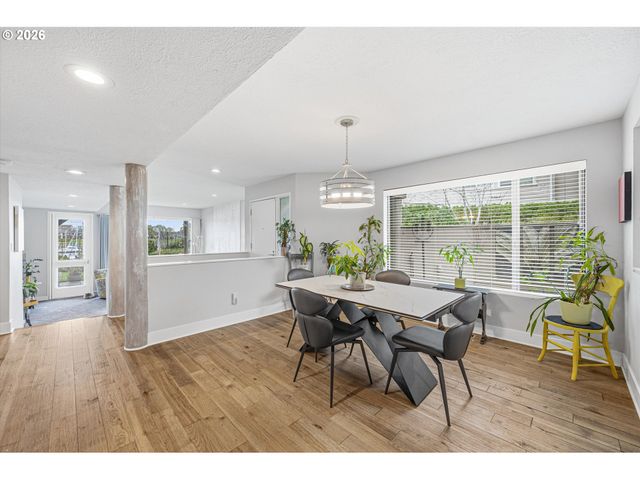 401 N TOMAHAWK ISLAND Dr 18, Portland, OR 97217