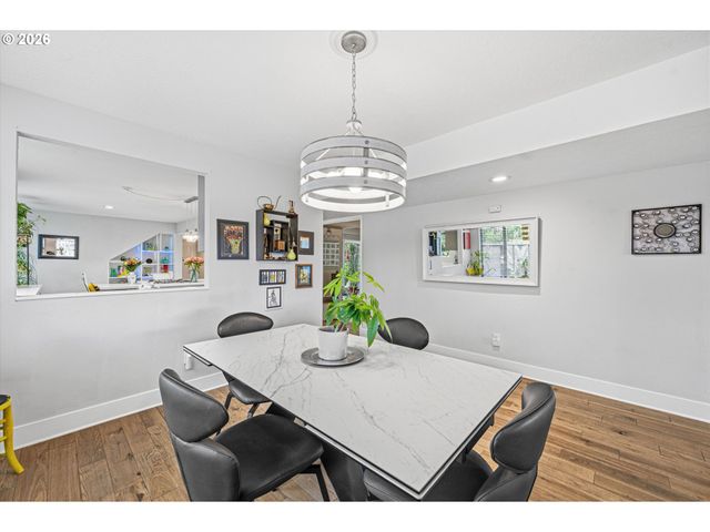 401 N TOMAHAWK ISLAND Dr 18, Portland, OR 97217