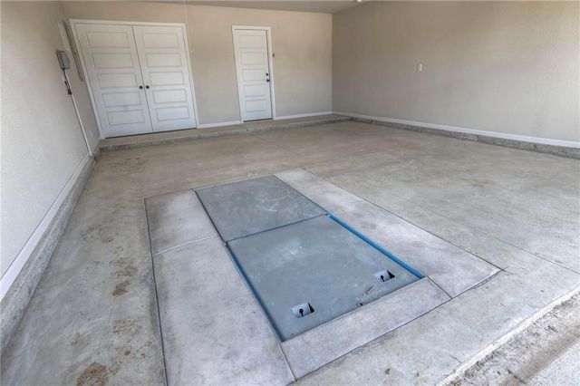 18390 W 195th Street, Spring Hill, KS 66083