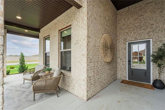 18390 W 195th Street, Spring Hill, KS 66083