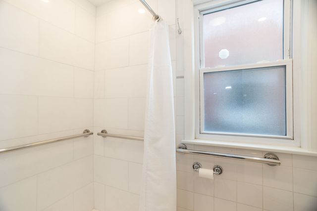 6552 N Troy Street, Chicago, IL 60645