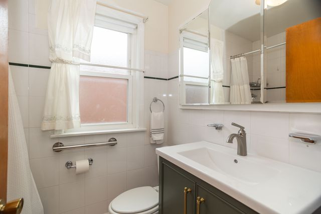 6552 N Troy Street, Chicago, IL 60645