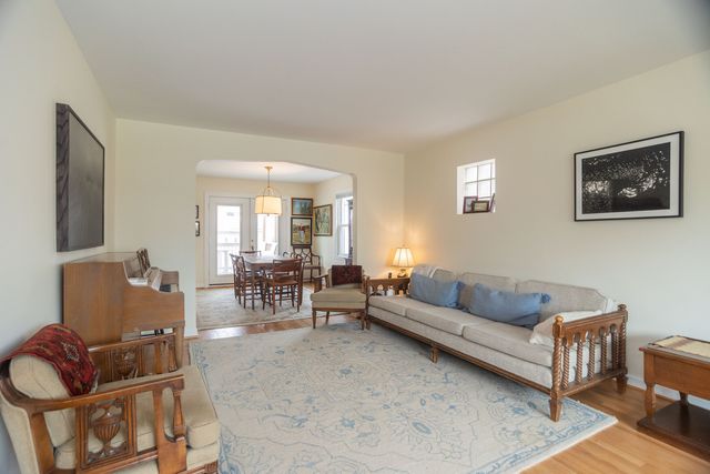 6552 N Troy Street, Chicago, IL 60645