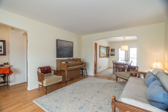 6552 N Troy Street, Chicago, IL 60645