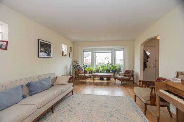 6552 N Troy Street, Chicago, IL 60645