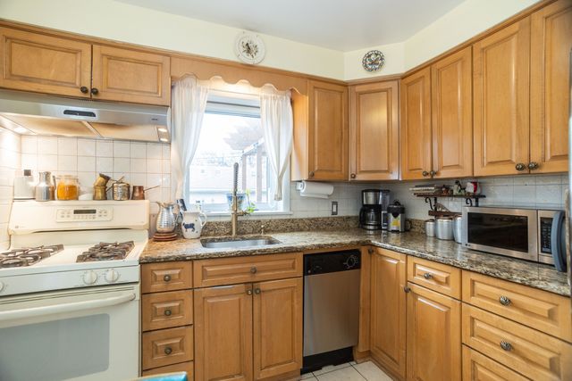 6552 N Troy Street, Chicago, IL 60645