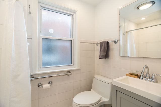 6552 N Troy Street, Chicago, IL 60645