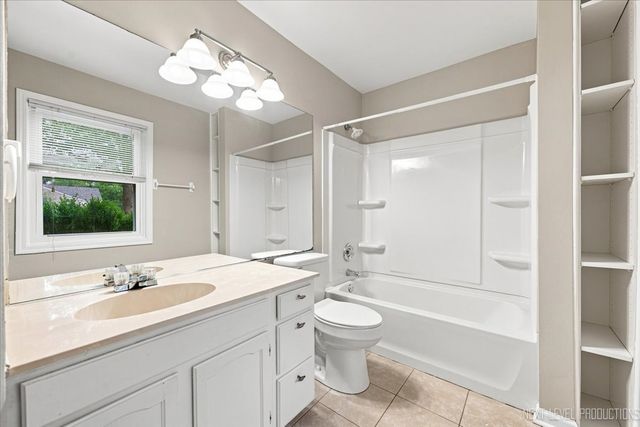 3235 BLAINE Court E, Aurora, IL 60504