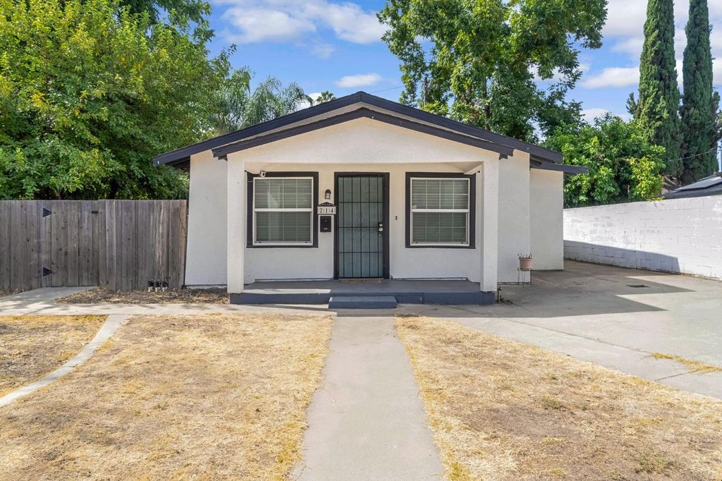 Image 1 of property listing at 214 E Pine Avenue, Fresno, CA 93728