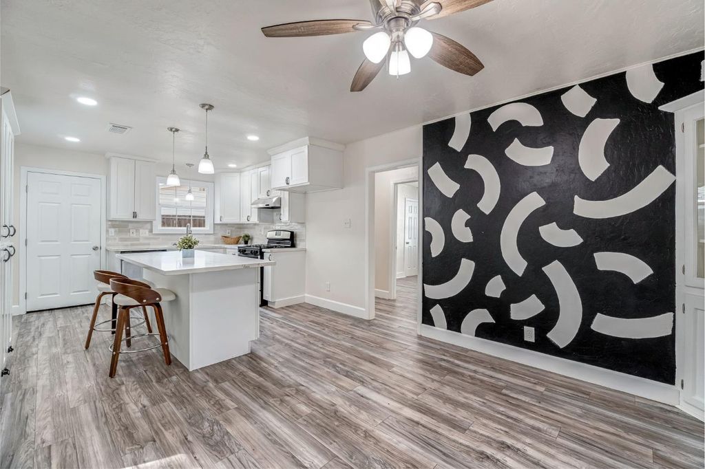 Image 11 of property listing at 214 E Pine Avenue, Fresno, CA 93728