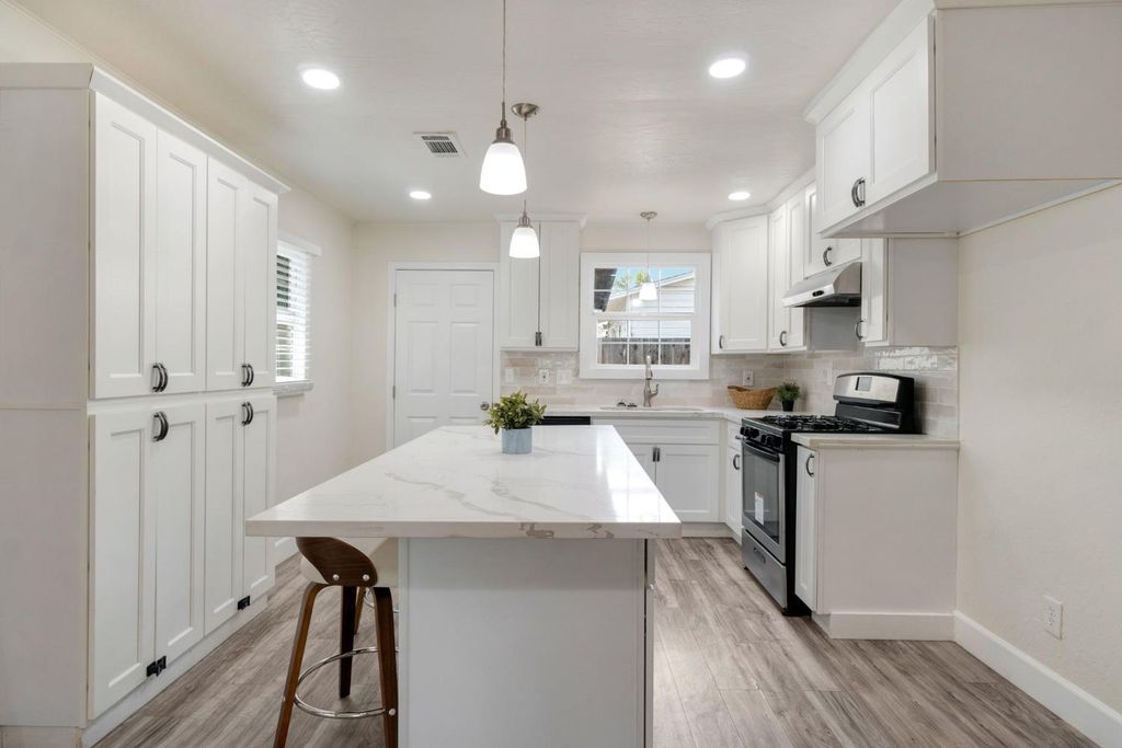 Image 15 of property listing at 214 E Pine Avenue, Fresno, CA 93728