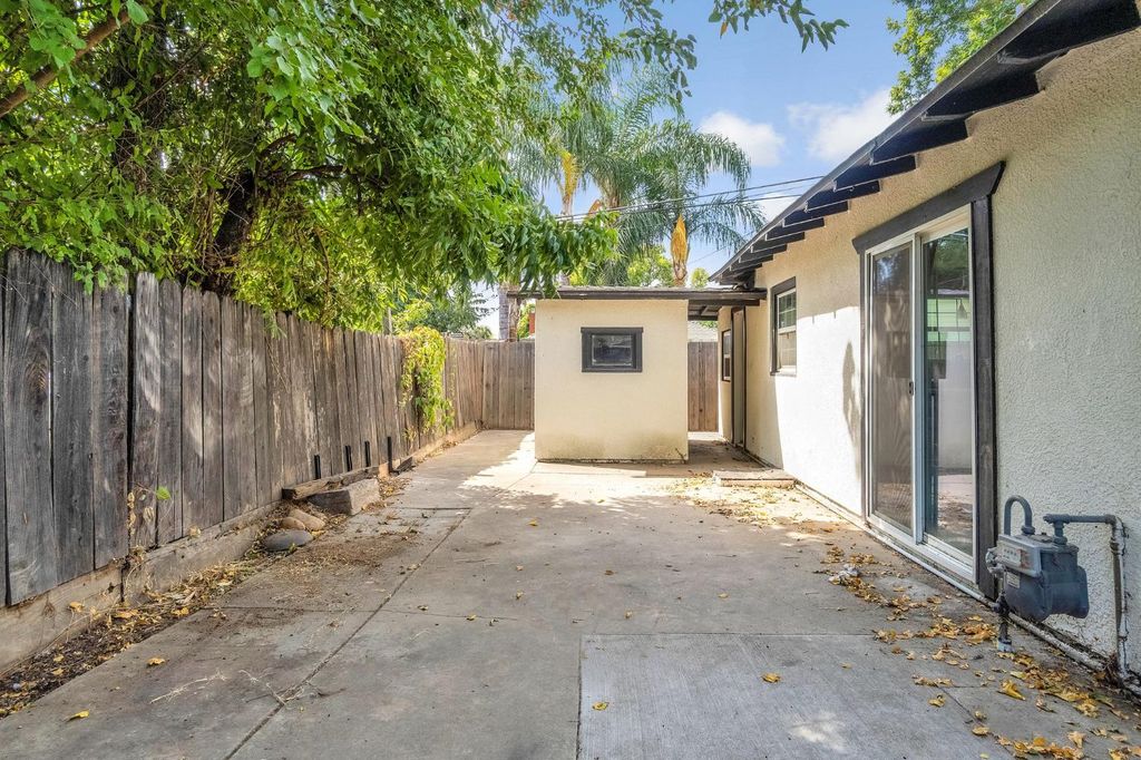 Image 25 of property listing at 214 E Pine Avenue, Fresno, CA 93728