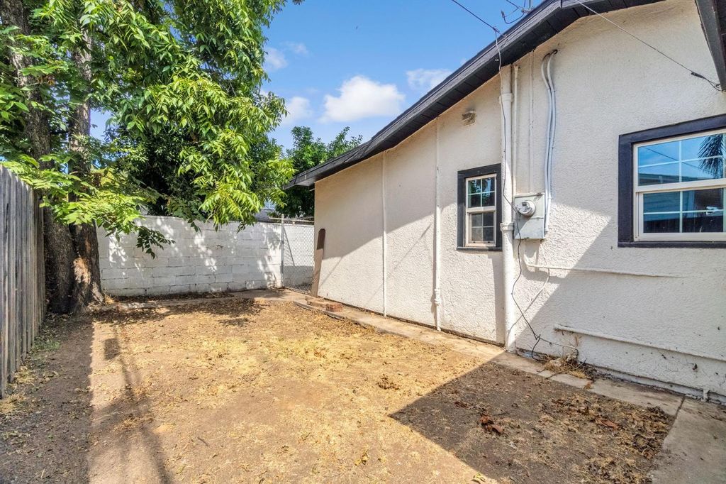 Image 26 of property listing at 214 E Pine Avenue, Fresno, CA 93728