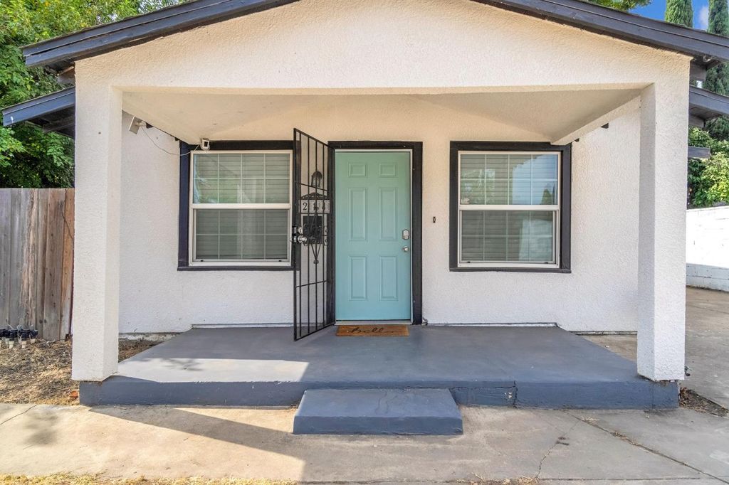 Image 6 of property listing at 214 E Pine Avenue, Fresno, CA 93728