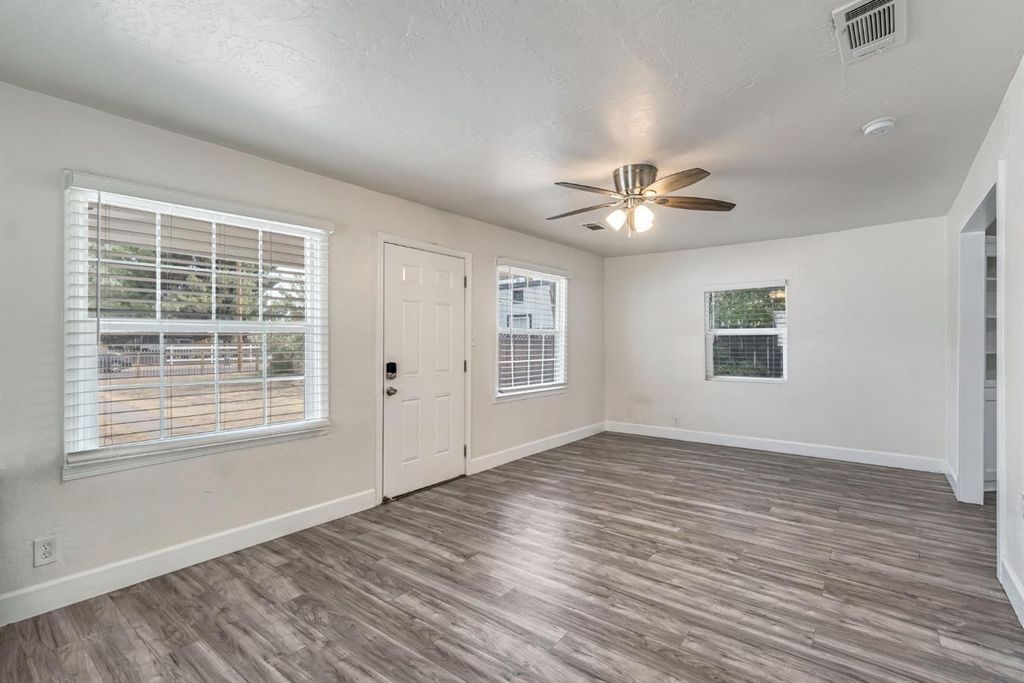 Image 7 of property listing at 214 E Pine Avenue, Fresno, CA 93728