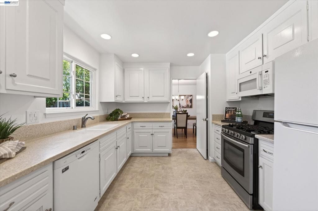 Image 11 of property listing at 1719 Baywood Ct, Pleasanton, CA 94566