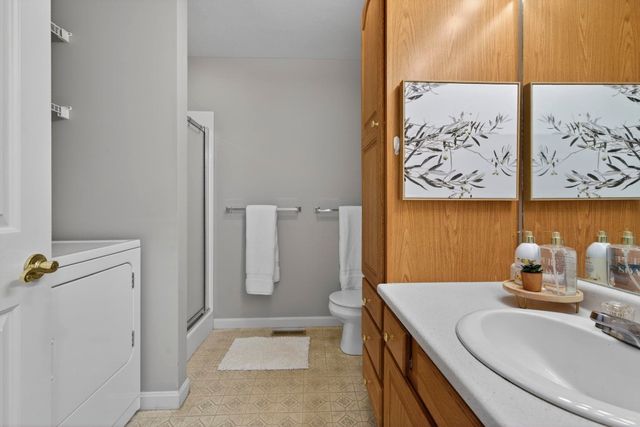 34 Lincoln Drive, Londonderry, NH 03053