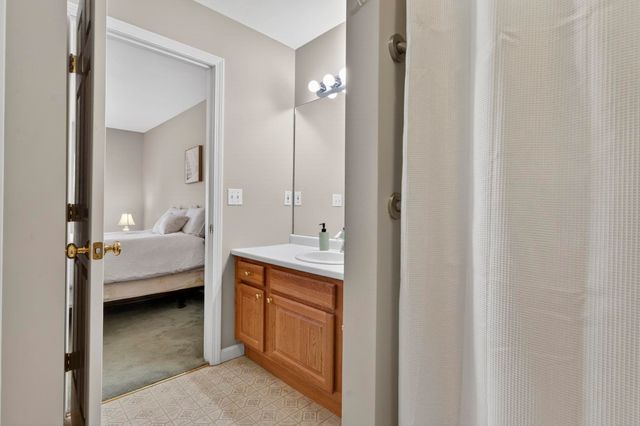 34 Lincoln Drive, Londonderry, NH 03053