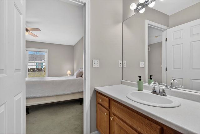 34 Lincoln Drive, Londonderry, NH 03053