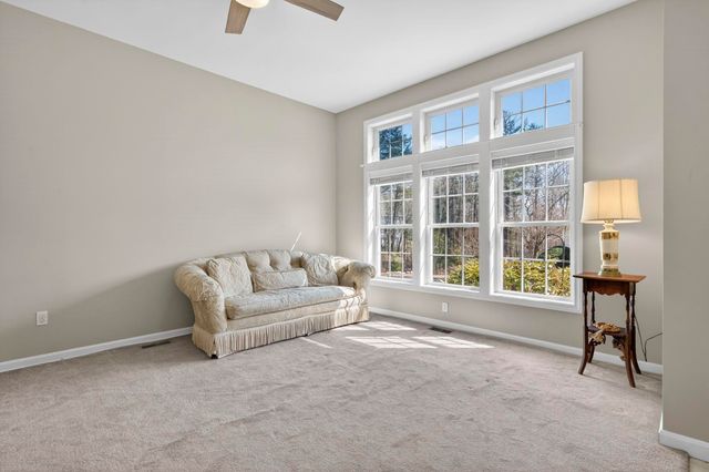 34 Lincoln Drive, Londonderry, NH 03053