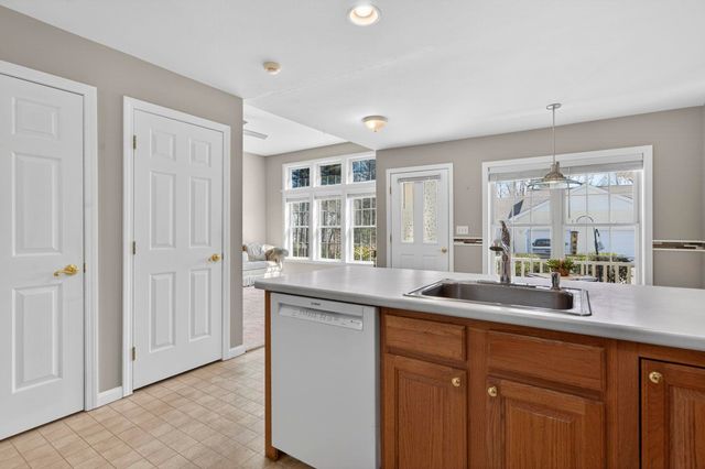 34 Lincoln Drive, Londonderry, NH 03053