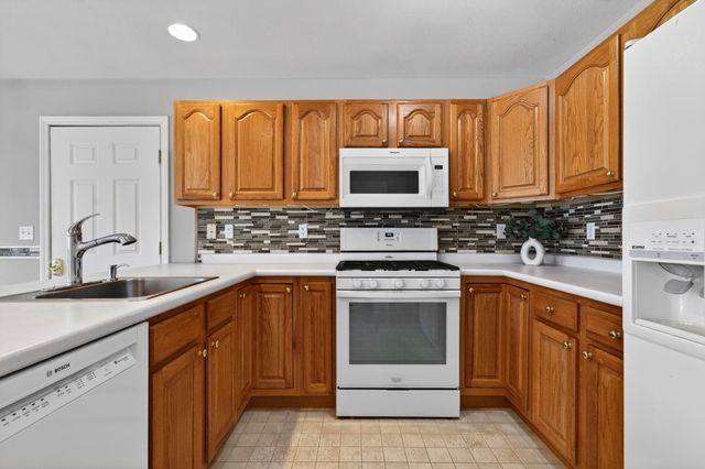 34 Lincoln Drive, Londonderry, NH 03053