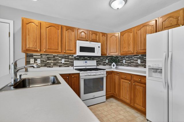 34 Lincoln Drive, Londonderry, NH 03053