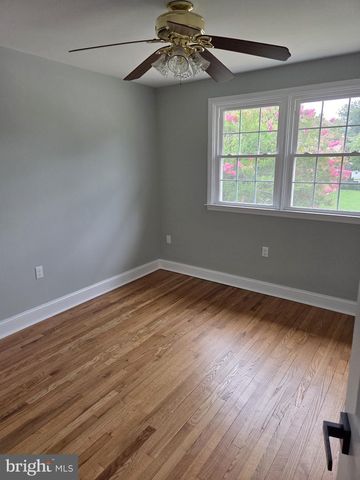 5 SMALLWOOD LN, New Castle, DE 19720