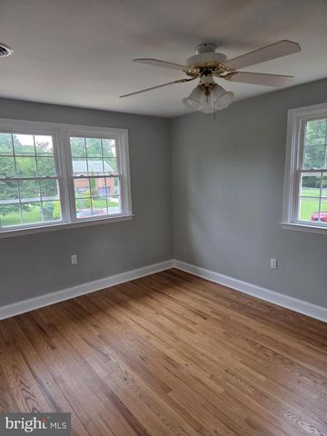 5 SMALLWOOD LN, New Castle, DE 19720