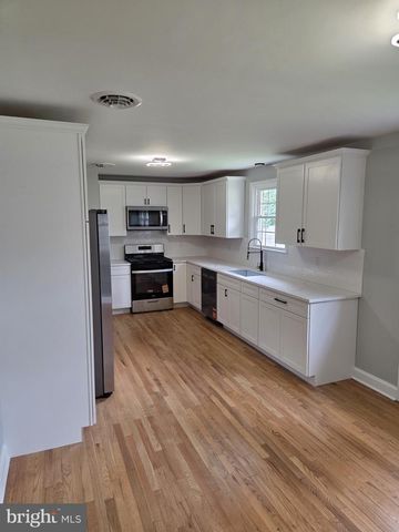 5 SMALLWOOD LN, New Castle, DE 19720