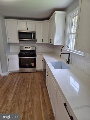 5 SMALLWOOD LN, New Castle, DE 19720