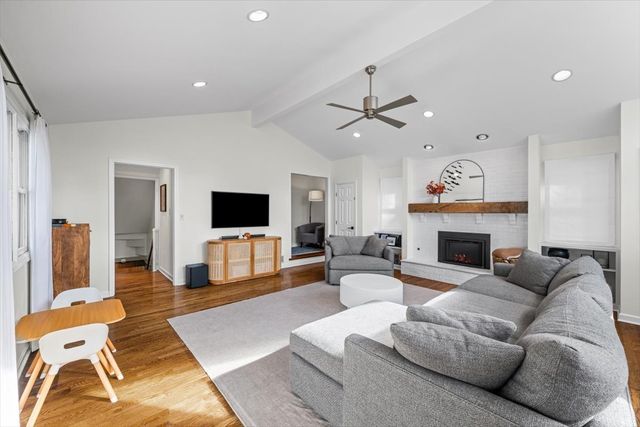 2329 Illinois Road, Northbrook, IL 60062