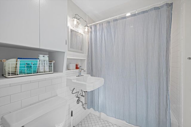 2329 Illinois Road, Northbrook, IL 60062