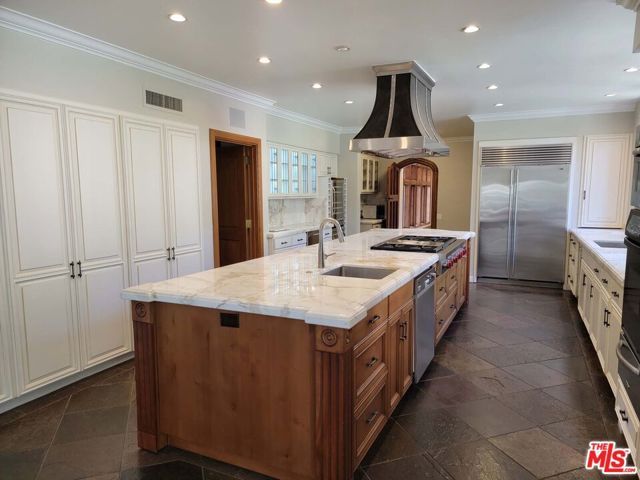 560 N Beverly Glen Boulevard, Los Angeles, CA 90077