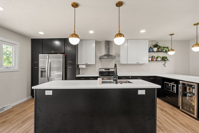 1640 Queens Drive, Bettendorf, IA 52722